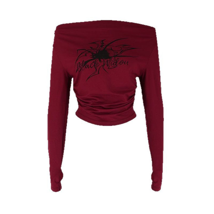 Dame cropped langermet t-skjorte med off-shoulder design og innovativ batiktrykk Skjora