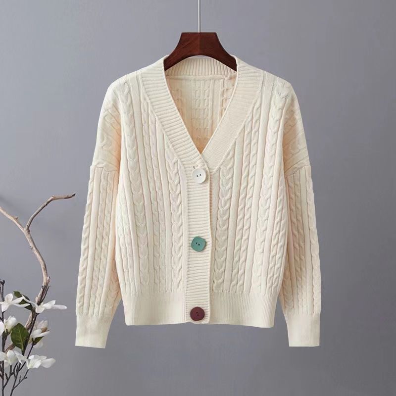 Kvinnes chunky strikket cardigan med V-hals og dekorative knapper Skjora