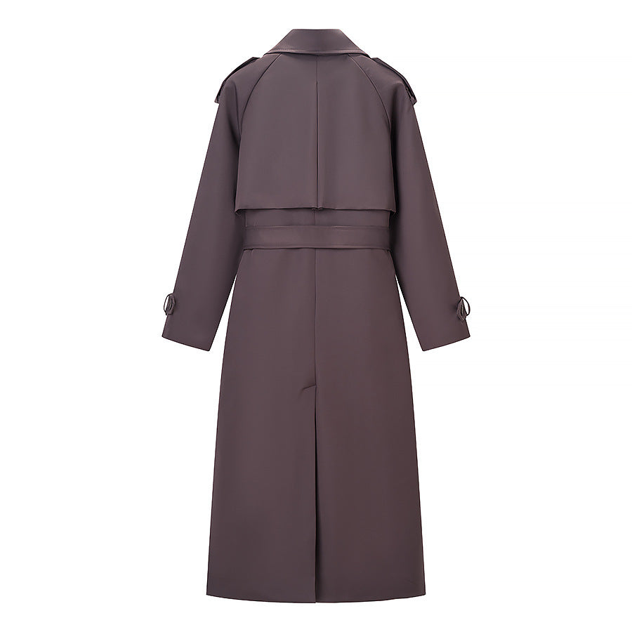 Kvinnens elegante trenchcoat med justerbart belte og fashionable krager Skjora