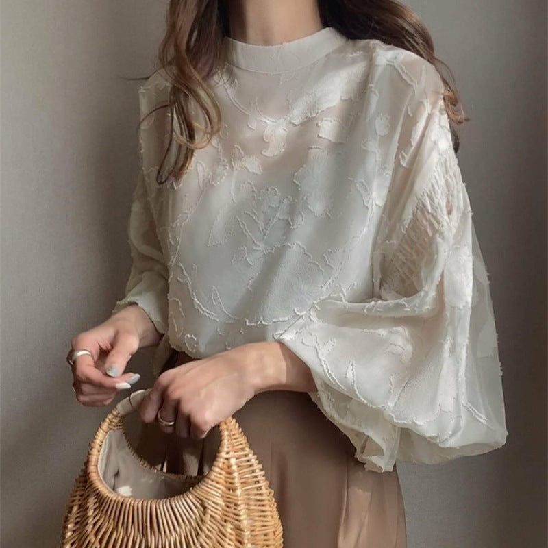 Elegant kvinnebluse med blomstermønster og volumøse ermer Skjora