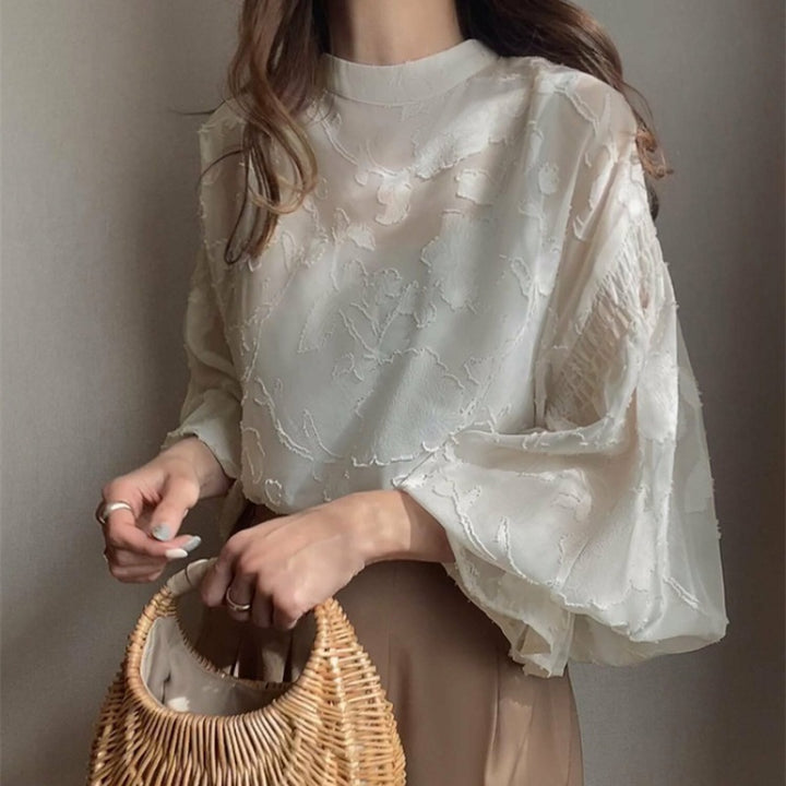 Elegant kvinnebluse med blomstermønster og volumøse ermer Skjora