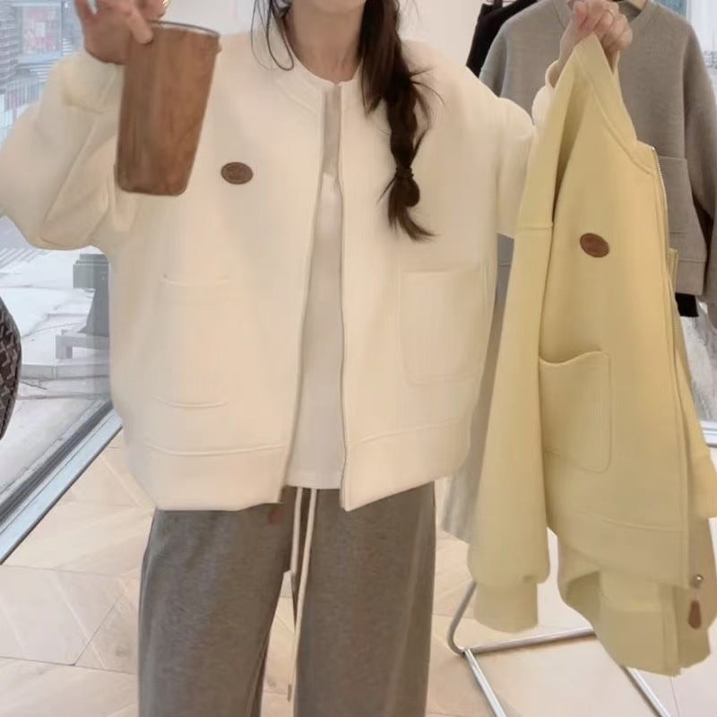 Kvinnens oversized sweatshirtjakke med praktiske lommer og moderne design Skjora