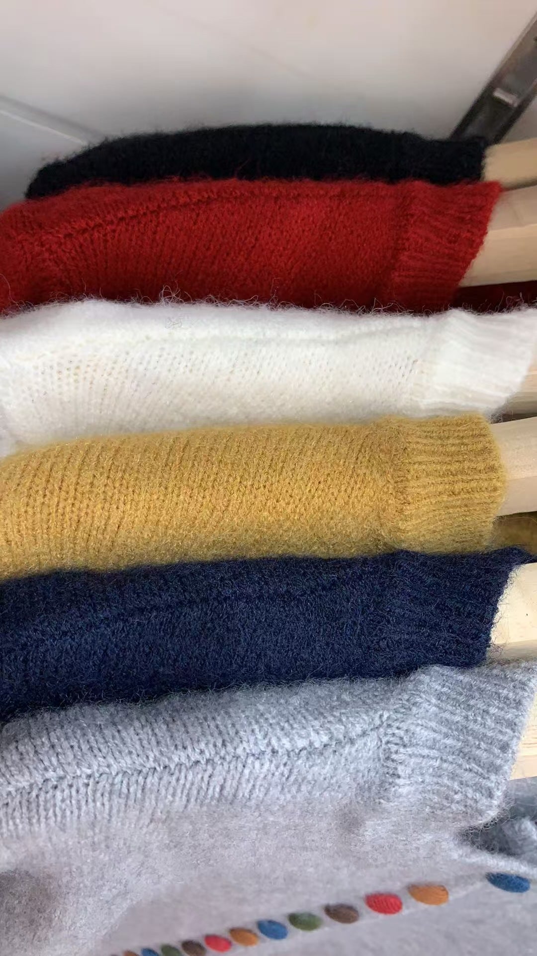 Kvinne cardigan med fargerike knappedetaljer og mykt filtet materiale Skjora