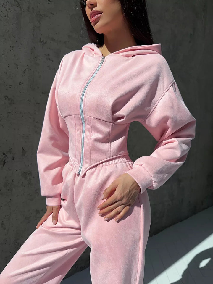 Kvinnens figursydde jumpsuit med skreddersydd design og sporty hette Skjora