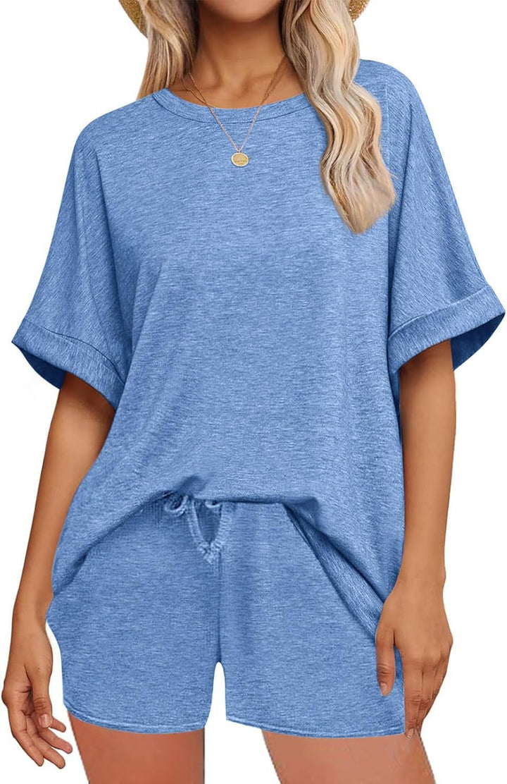 Dame avslappet fritidssett med oversized T-skjorte og shorts Skjora