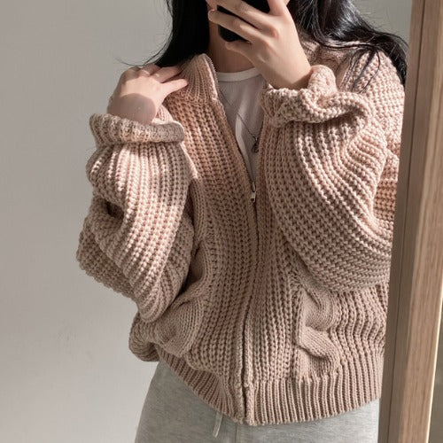 Kvinnens koselige cardigan med voluminøse ermer og moderne design Skjora