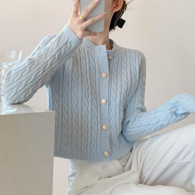 Kvinnens chunky strikk cardigan med knappeåpning og vakkert kabelmønster Skjora