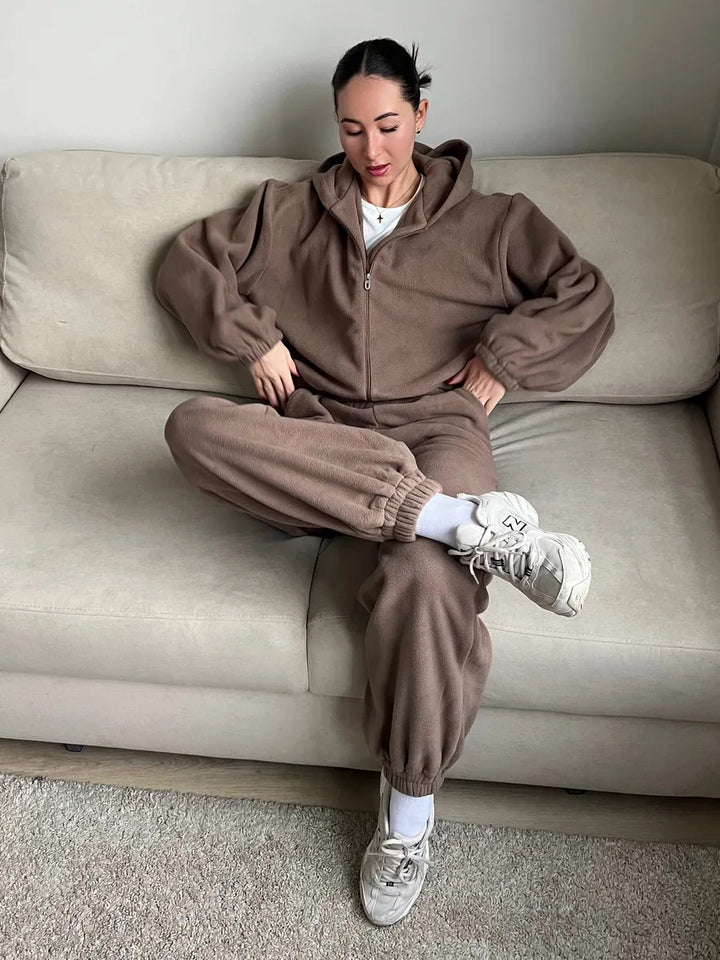 Kvinnelig fleece joggingdress med hette Skjora