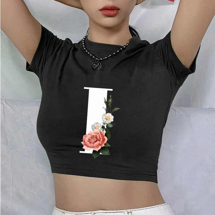 Dame cropped T-skjorte med blomstrede initialdesign Skjora