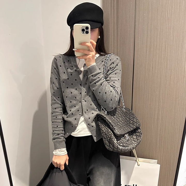 Kvinne cardigan med moderne prikker og fin knappestolpe