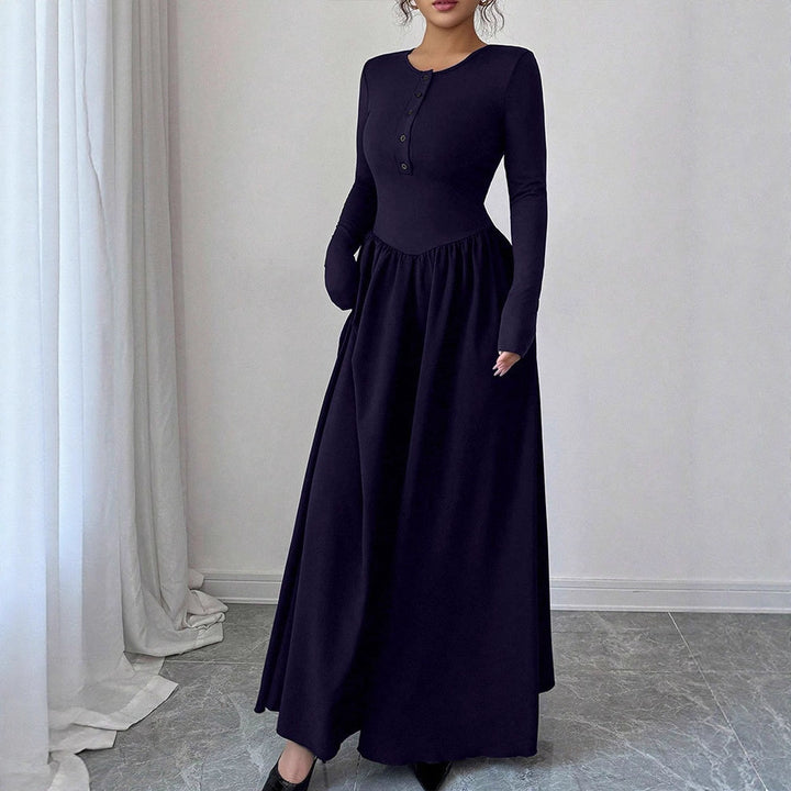 Dame maxikjole med elegante knappedetaljer og flytende skjørt Skjora
