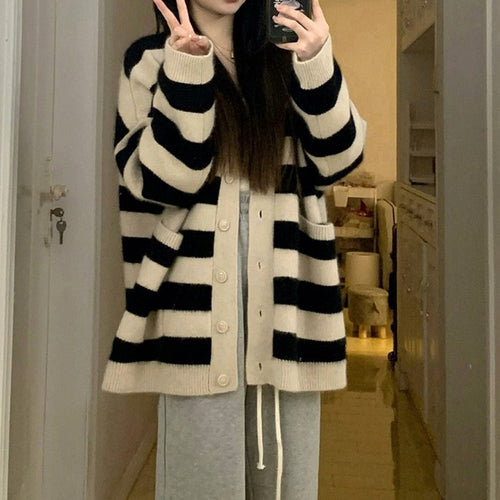 Kvinnenes oversized kardi med brede striper og praktiske lommer Skjora