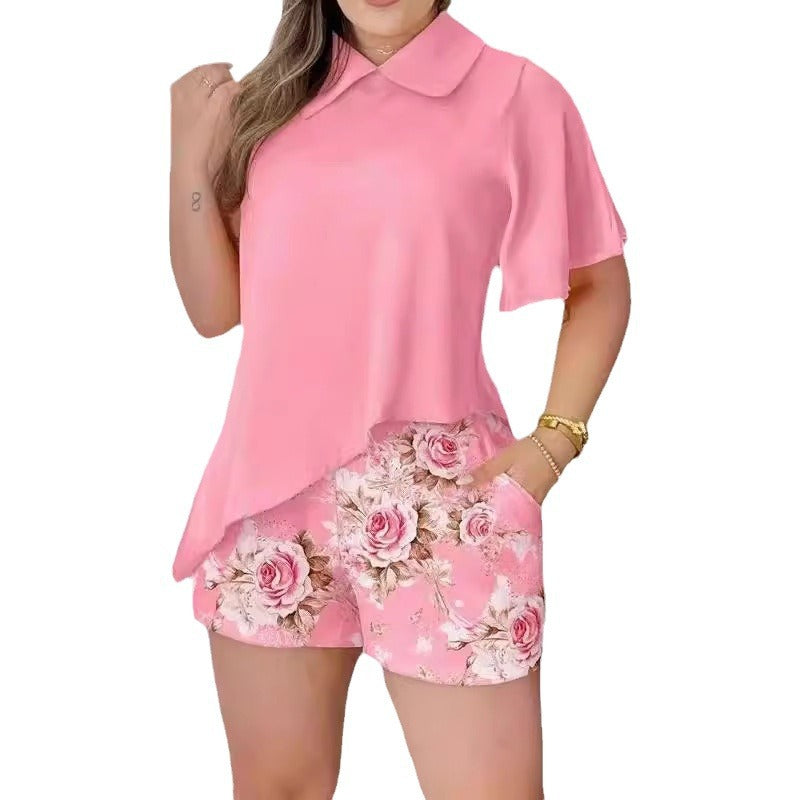 Damebluse med svingende snitt og blomsterprint shorts Skjora