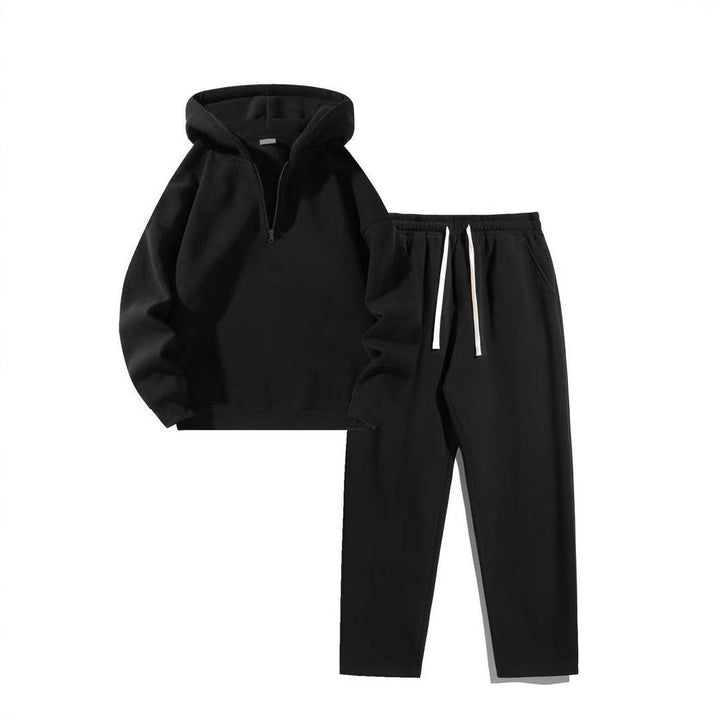 Kvinnens sporty hettegenser sett med praktisk zip jakke og komfortable joggebukser Skjora