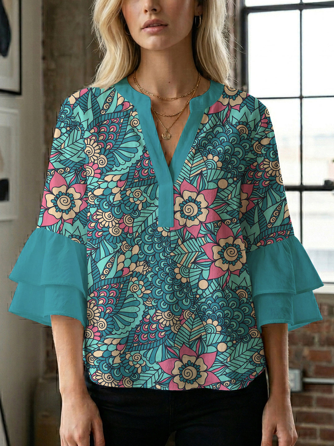 Damebluse med voluminøse puffermer og kreativt blomstermønster Skjora