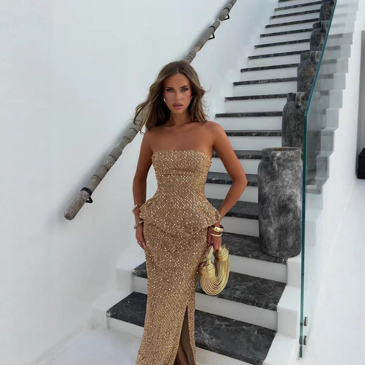 Kvinnens elegante kveldsdresses med peplum-design og glitrende applikasjoner