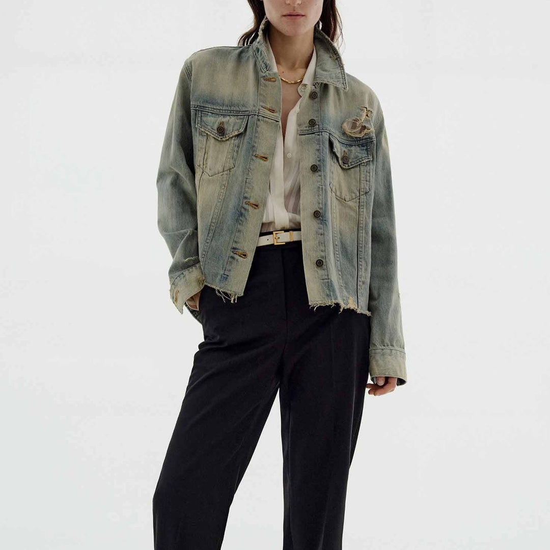 Dame moteriktig denimjakke i vintage-stil med avslappet snitt og frynsete detaljer Skjora