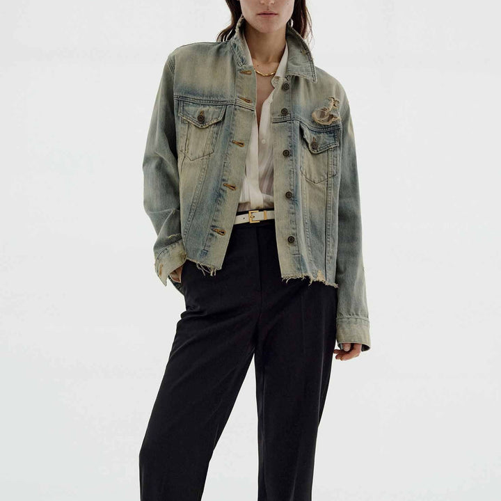 Dame moteriktig denimjakke i vintage-stil med avslappet snitt og frynsete detaljer Skjora