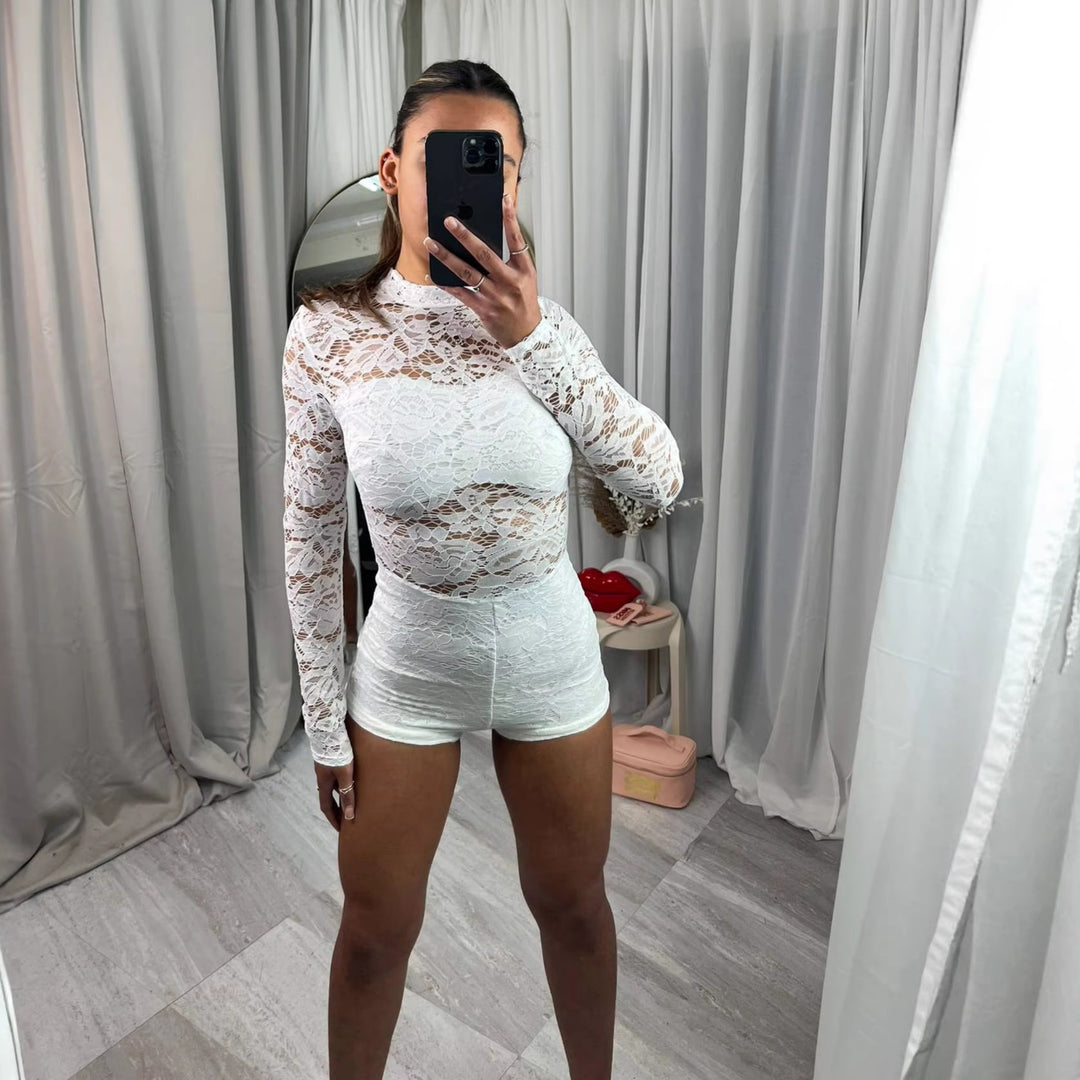 Kvinnenes tettsittende jumpsuit laget av sofistikert blondestoff Skjora