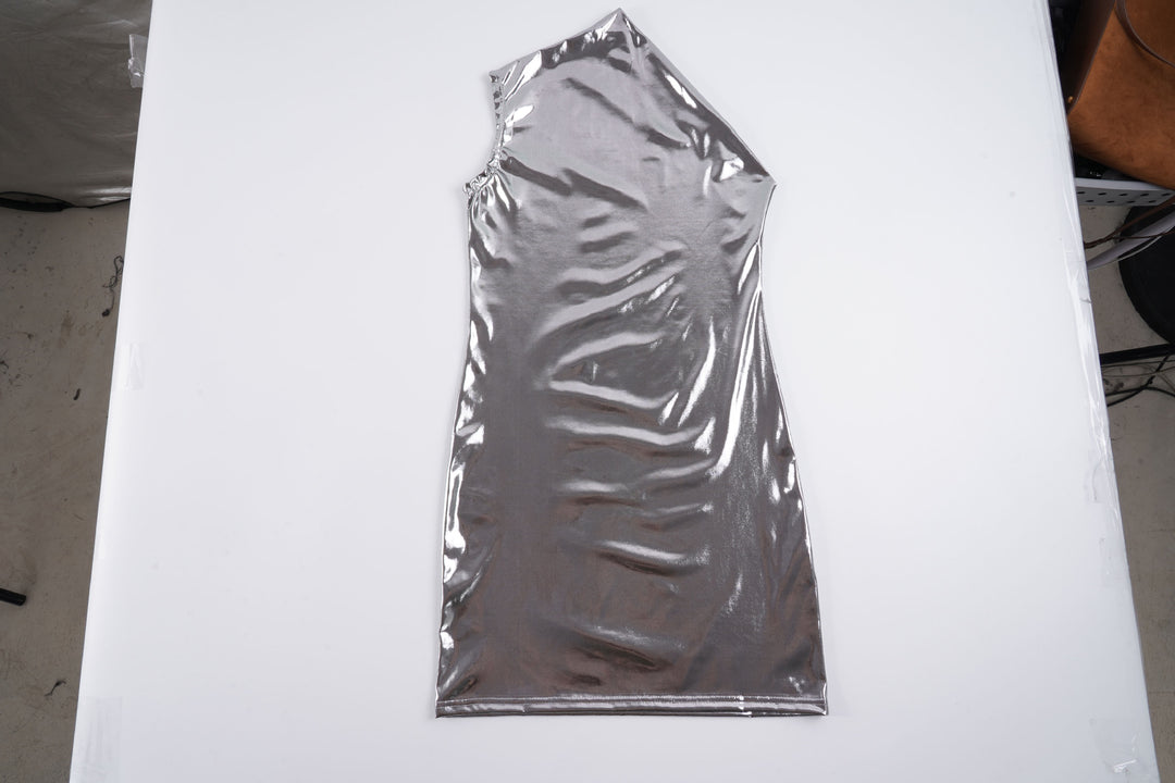 Dame figursydd metallic-kjole med asymmetrisk snitt Skjora