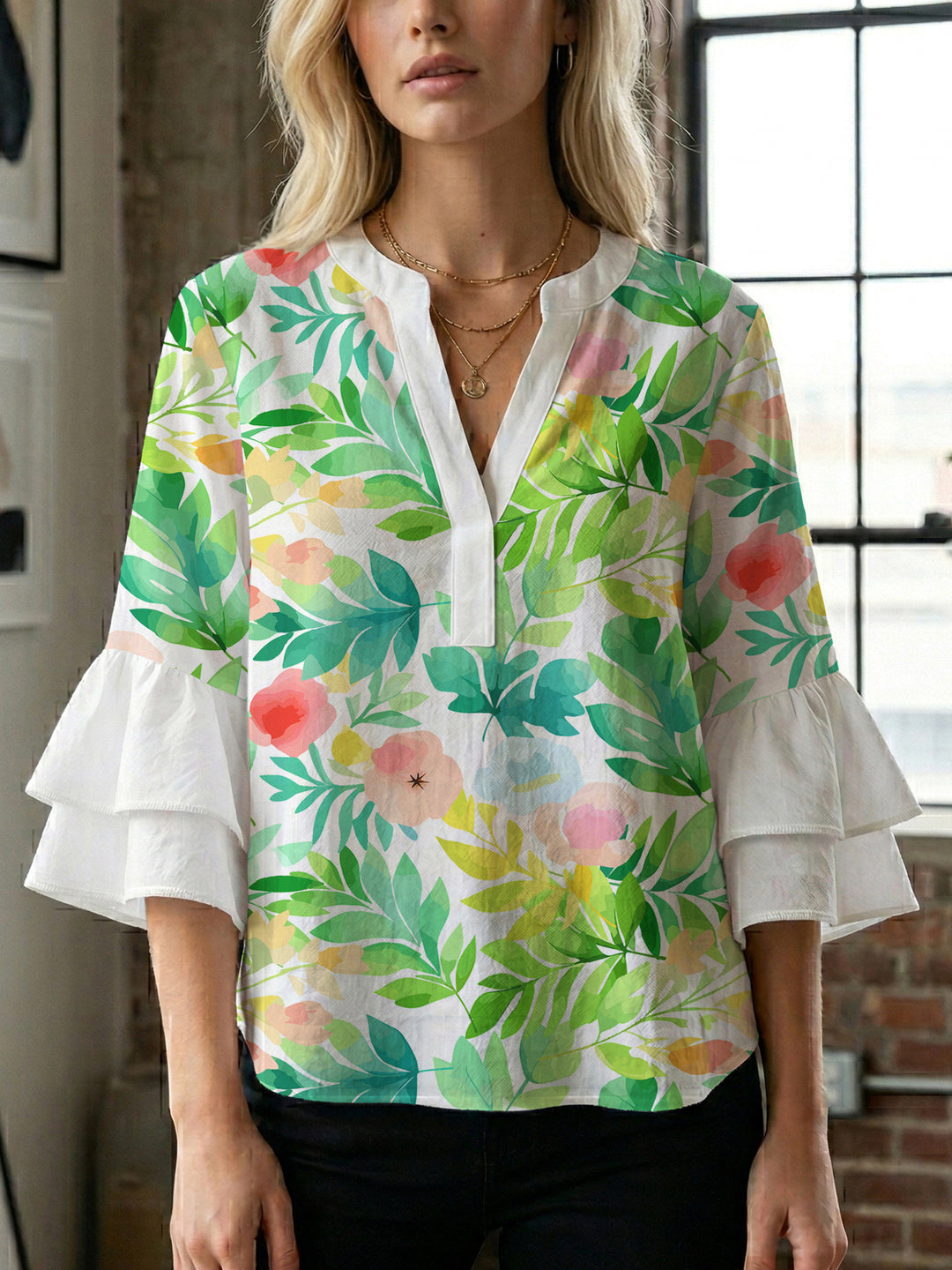 Damebluse med voluminøse ermer og blomsterdesign Skjora