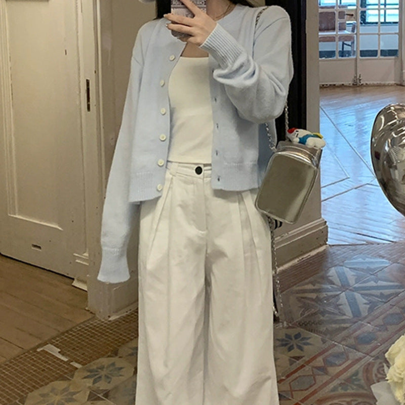 Kvinnens myke cardigan med fine knapper og moderne snitt Skjora