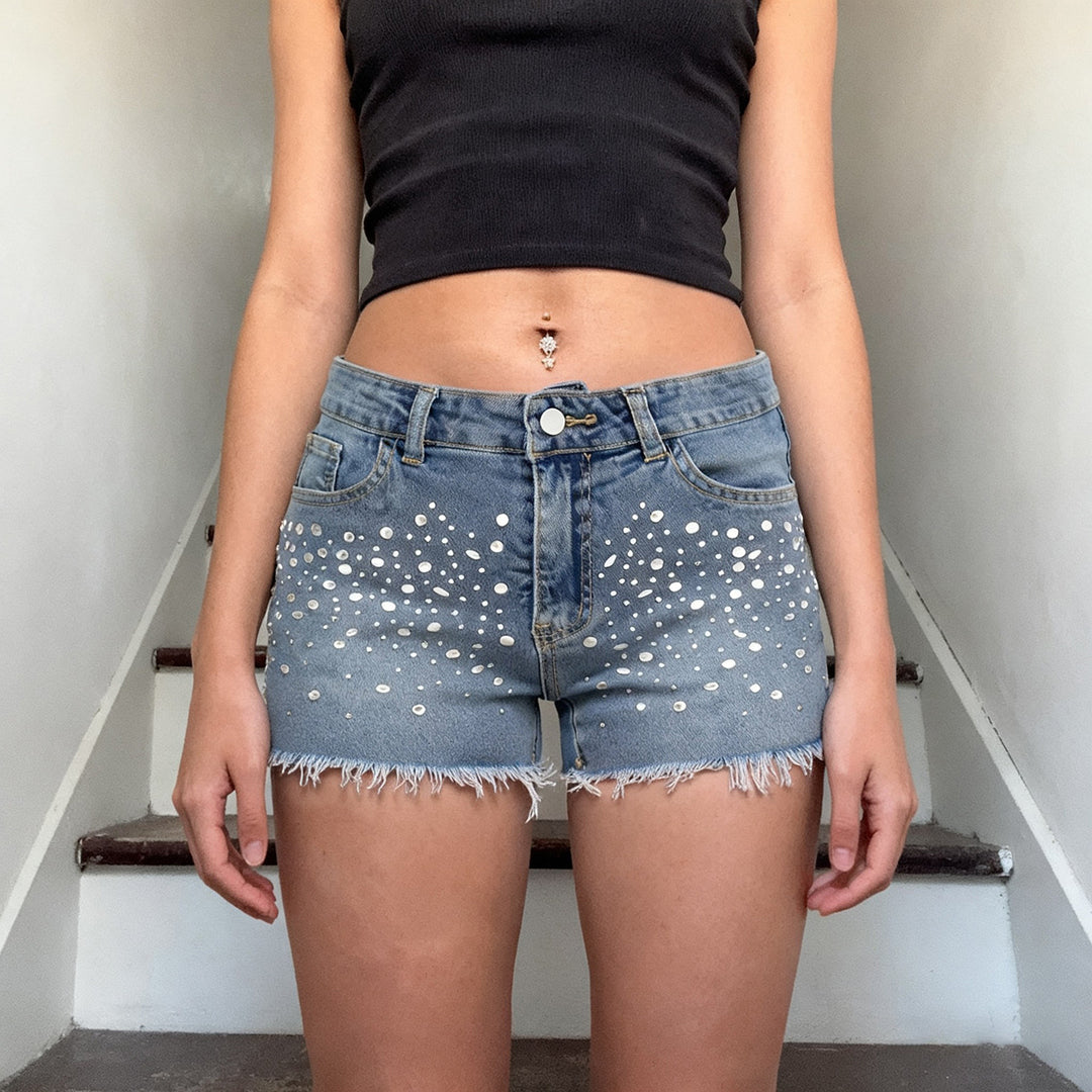 Damejeansshorts med glitrende applikasjoner og frynsete kant Skjora