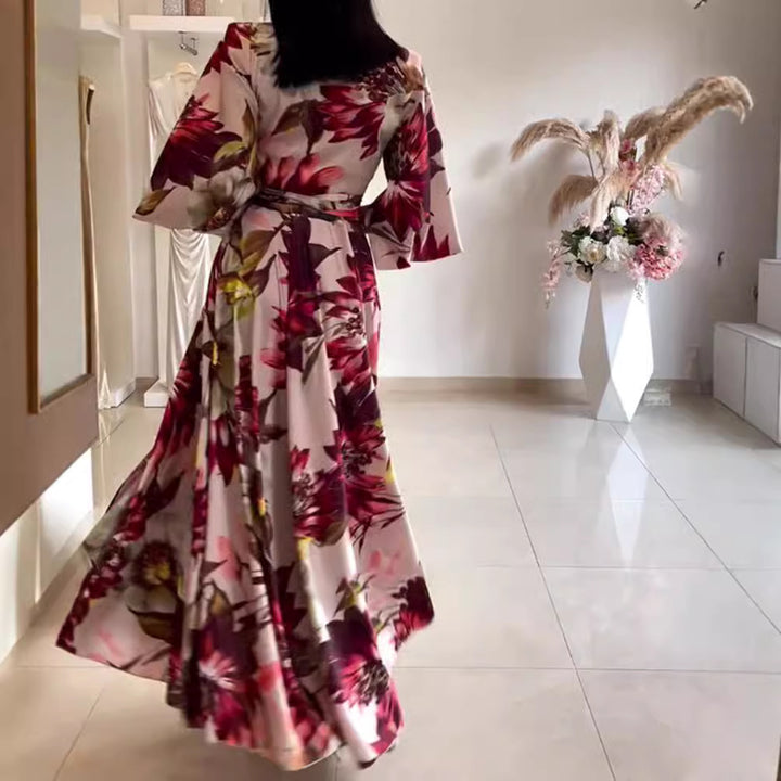 Kvinnens elegante blomsterkjole med tettsittende belte og vide ermer Skjora