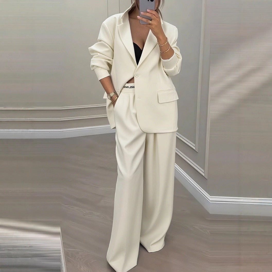 Kvinnelig elegant blazer og bukse sett med bred kutt og moderne design Skjora