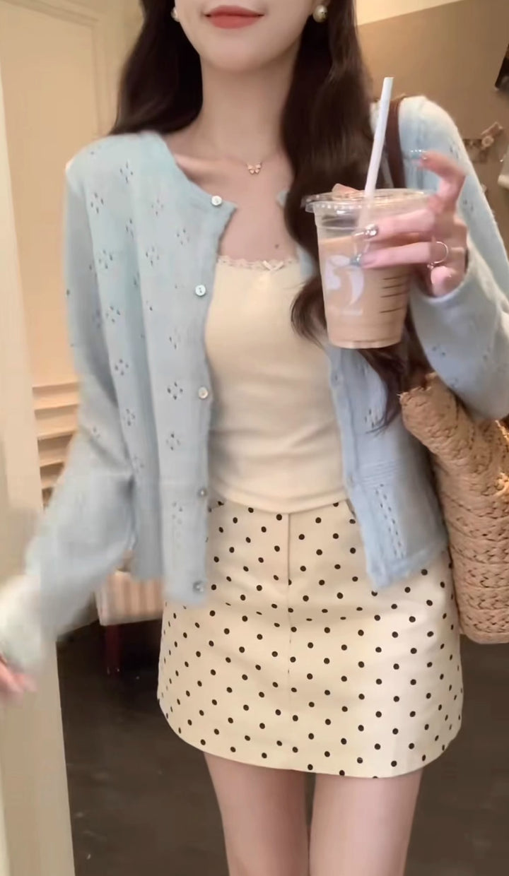 Kvinnens cardigan med delikat blomstermønster og elegante knapper Skjora