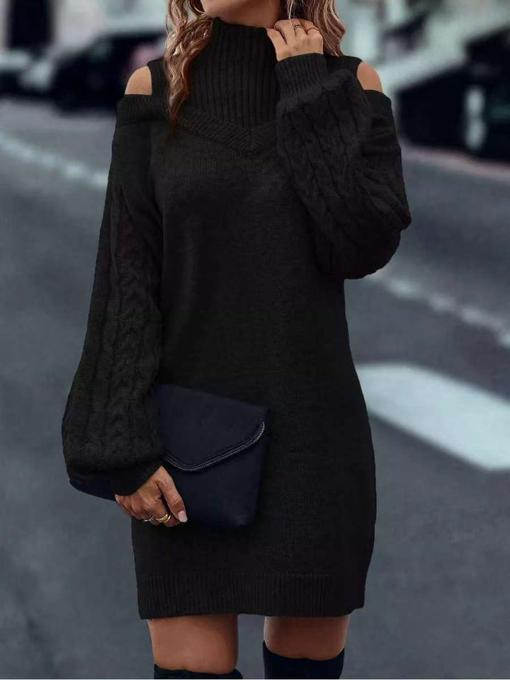 Kvinnes strikkjole med asymmetrisk off-shoulder design og voluminøse ermer Skjora
