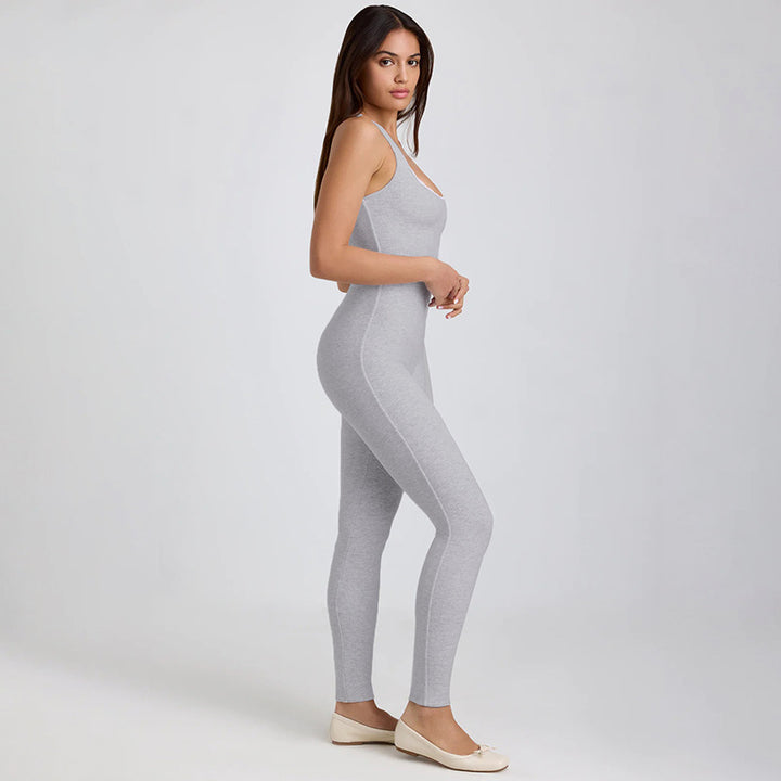 Dame figurnær jumpsuit med smale stropper og glatt finish Skjora