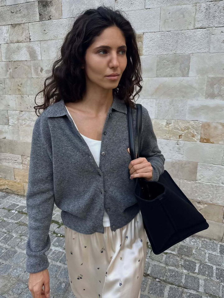 Dame cardigan med tidløs design og elegant knappestolpe Skjora
