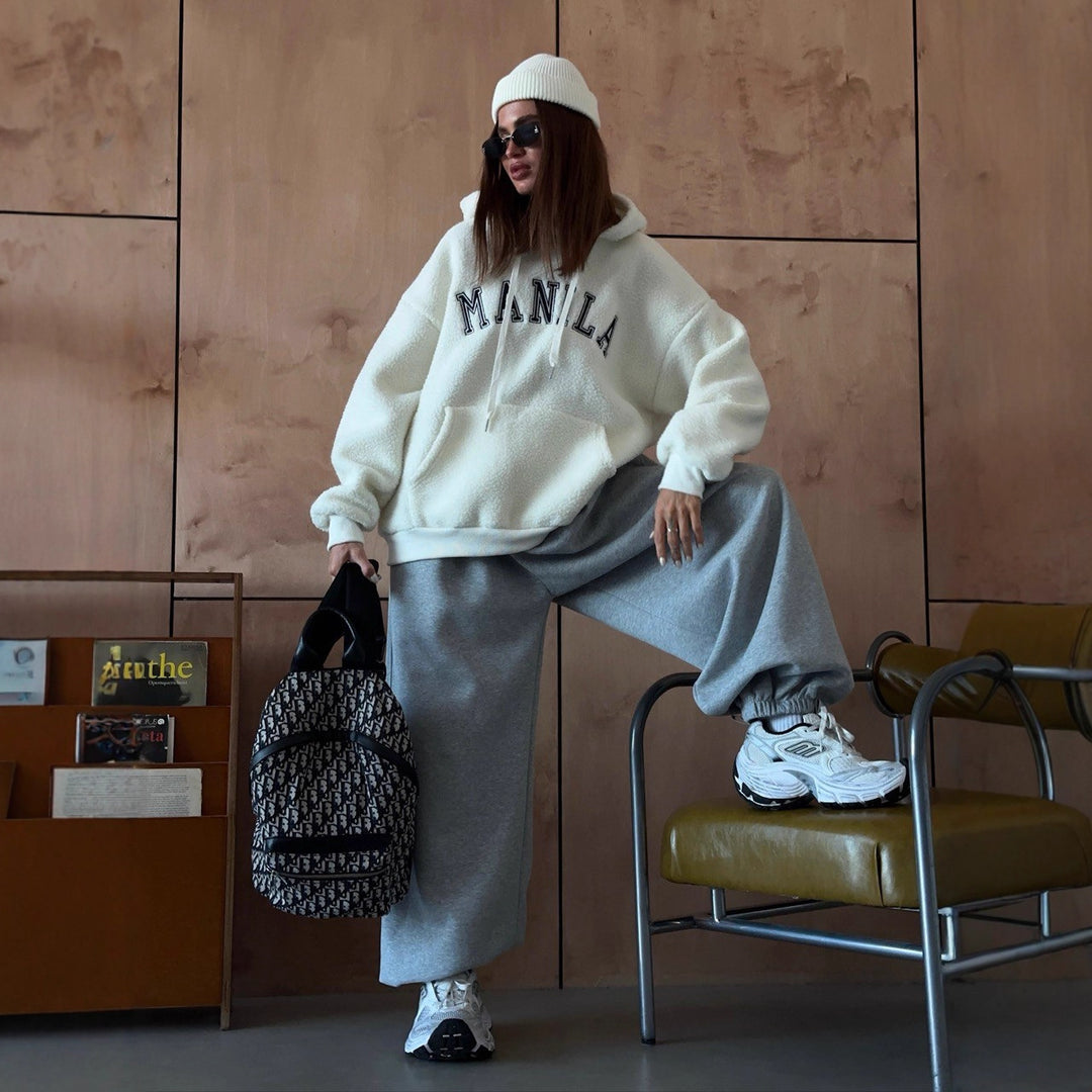 Kvinnes Oversized Fleece Hoodie med Brodert Logo Skjora