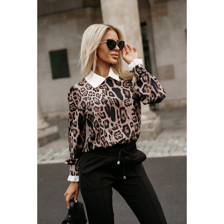 Kvinnebluse med leopardmønster og moteriktig krage Skjora