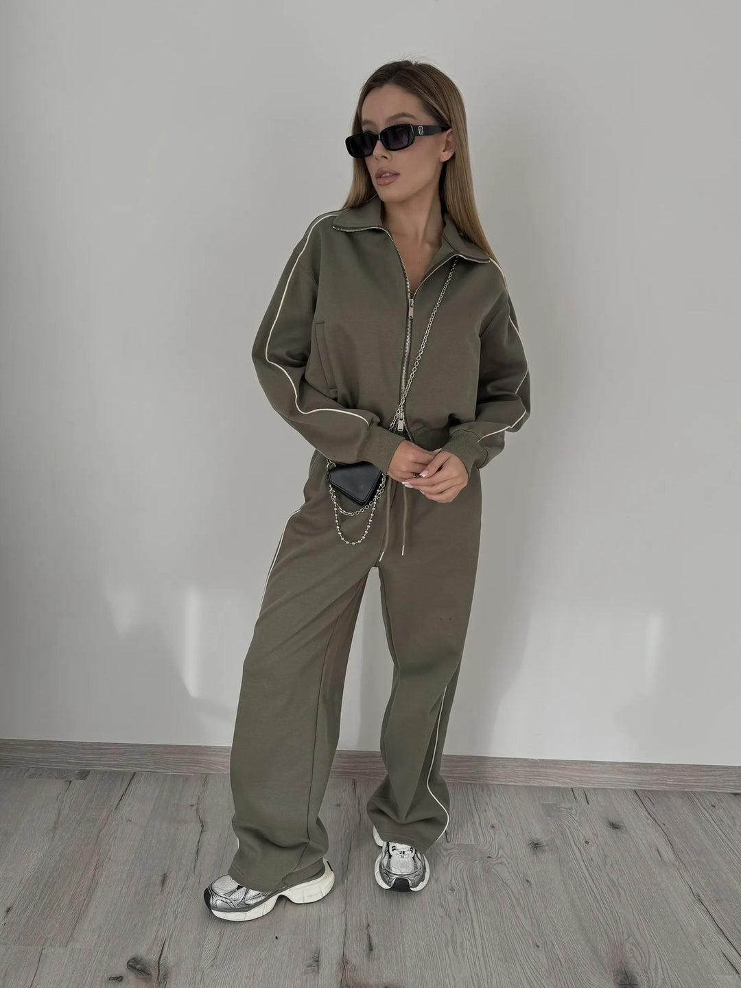 Women's sporty two-piece with modern zipper and elastic waistband Skjora