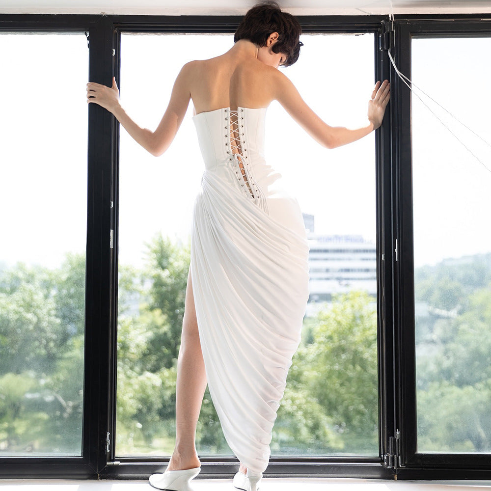Kvinne elegant gulvlengde kjole med raffinert draperingseffekt Skjora