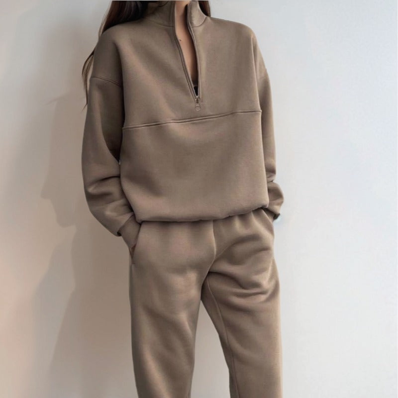 Sporty sweatshirt-set for women with high collar and elastic cuffs Skjora