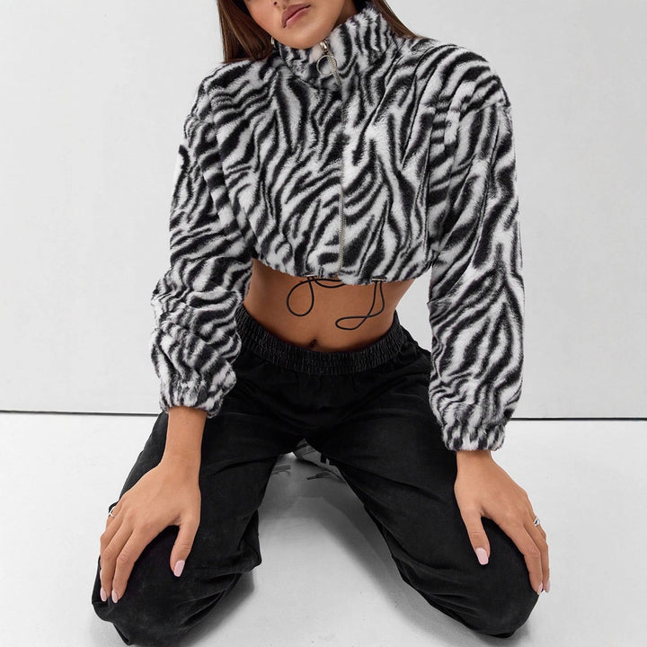 Dame cropped Fleece-jakke med moderne zebra-design og elastiske mansjetter Skjora