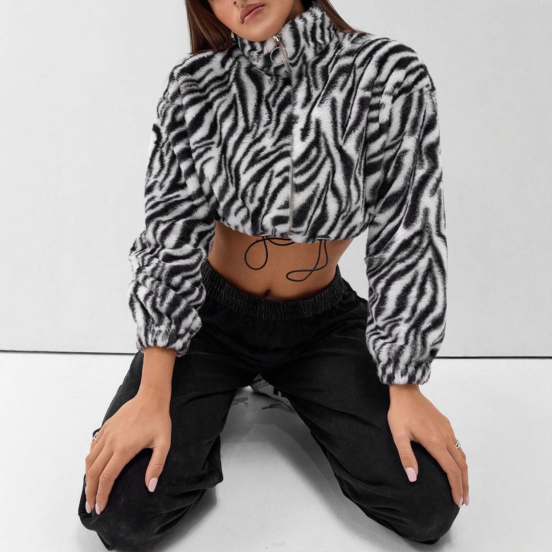 Dame kort fleece jakke med moderne zebra design og elastiske mansjetter Skjora