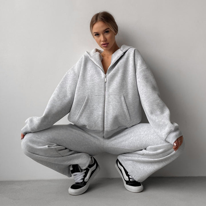 Kvinnelig avslappet fleece treningsdrakt med integrert glidelås og vide bukser Skjora