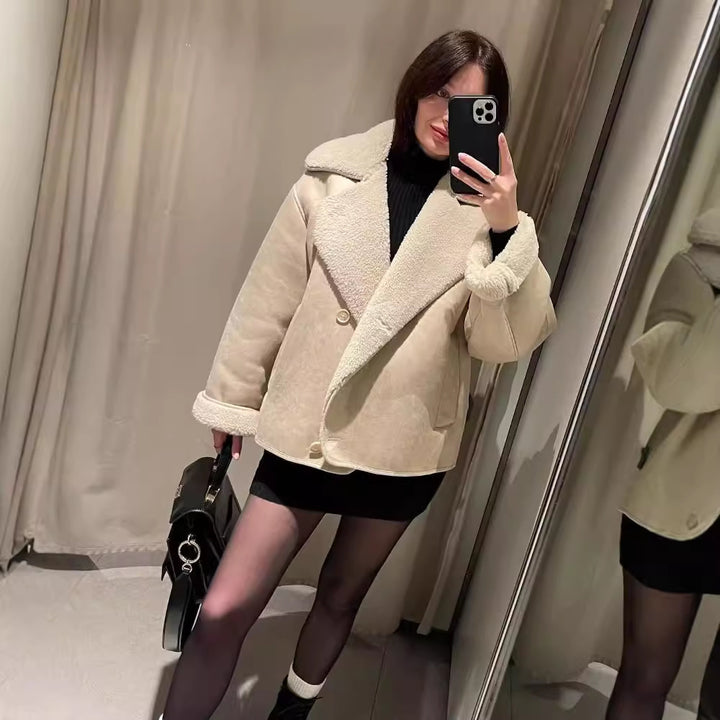 Kvinnens koselige jakke med faux fur krage Skjora
