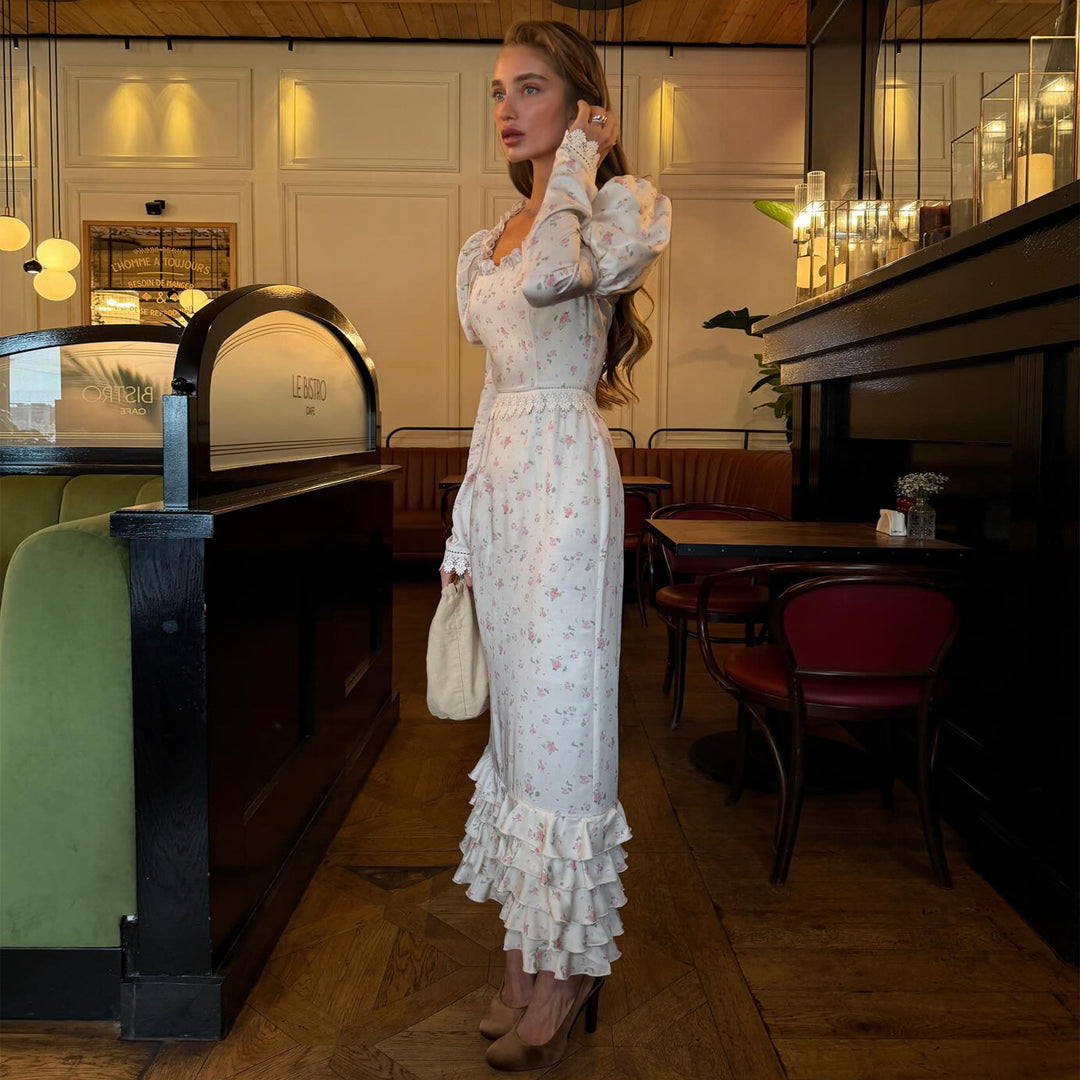 Kvinnens elegante maxi kjole med delikate volangerm og blomstermønster