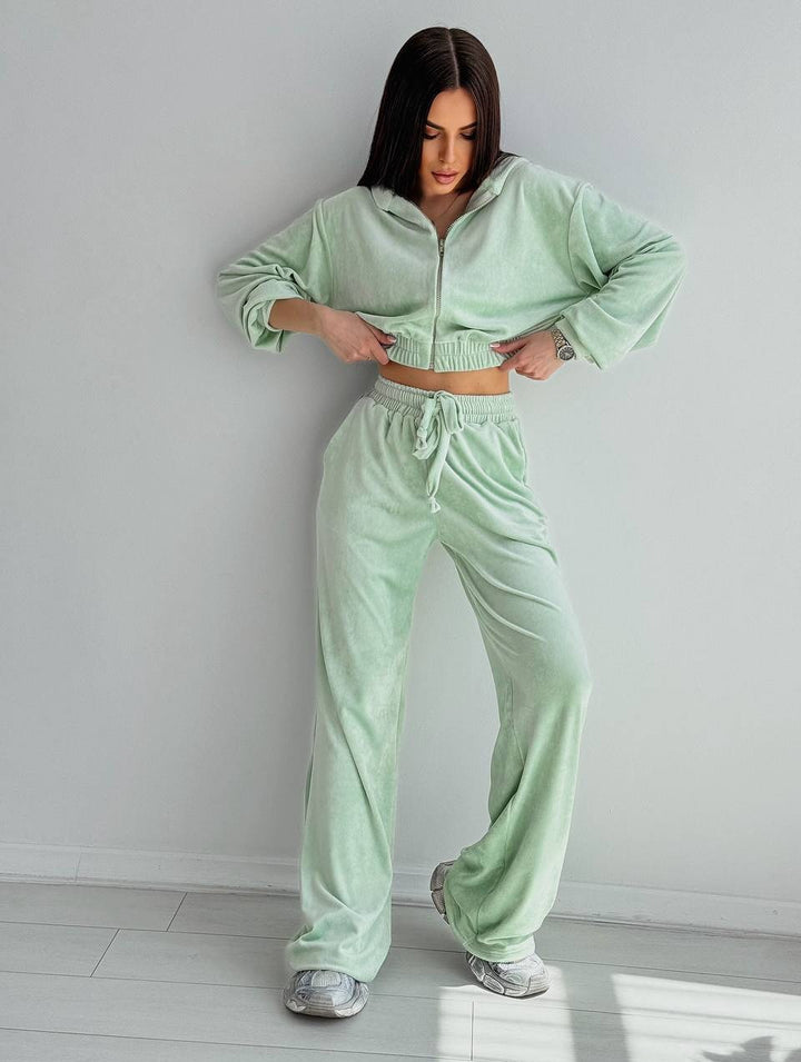Kvinnelig elegant velour lounge-sett med cropped jakke og vid passform Skjora