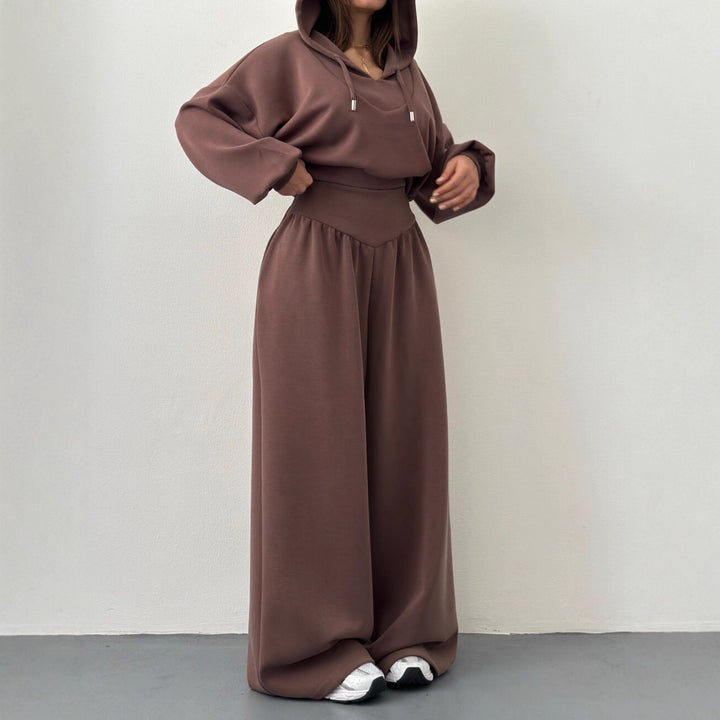 Dame kort hoodie og løse casual bukser kombinasjon med trendingskår