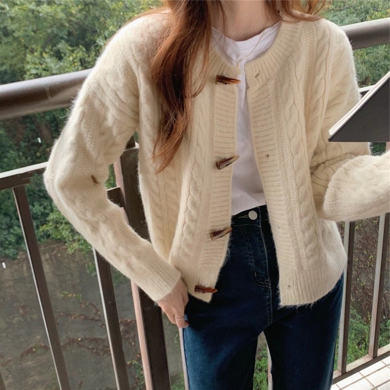 Kvinnecardigan med kabelstrikkemønster og elegante knappedetaljer Skjora
