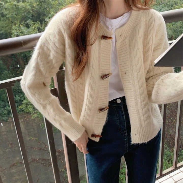 Kvinnecardigan med kabelstrikkemønster og elegante knappedetaljer Skjora