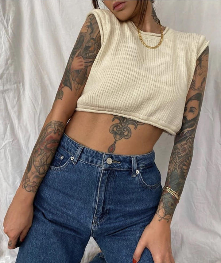 Dame cropped ribbestrikket topp med avslappet utseende Skjora