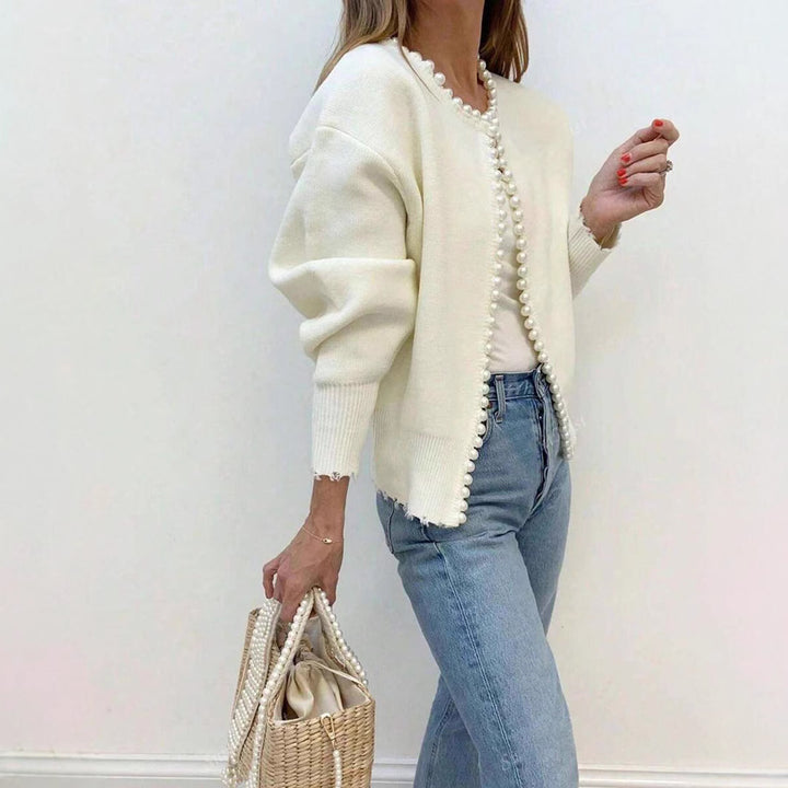 Kvinnes elegant cardigan med perle-dekorert knapdetailjer og moderne snitt Skjora