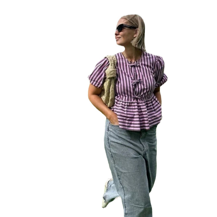 Kvinne fritidsbluse med moteriktig stripemønster og avslappet snitt